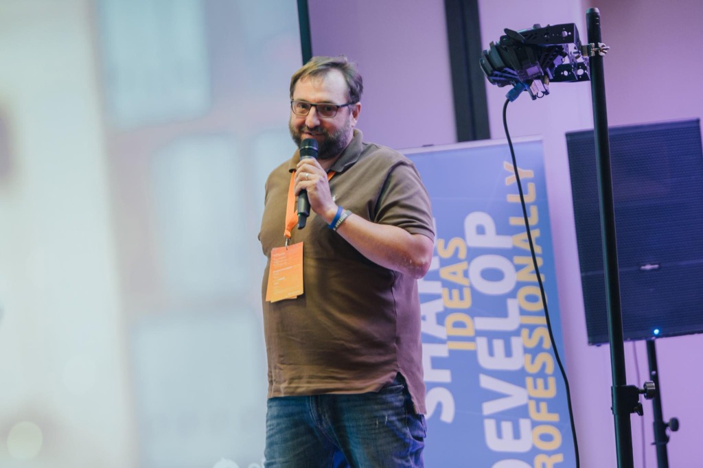 Markus Kozlovski delivering a keynote on organic visibility systems