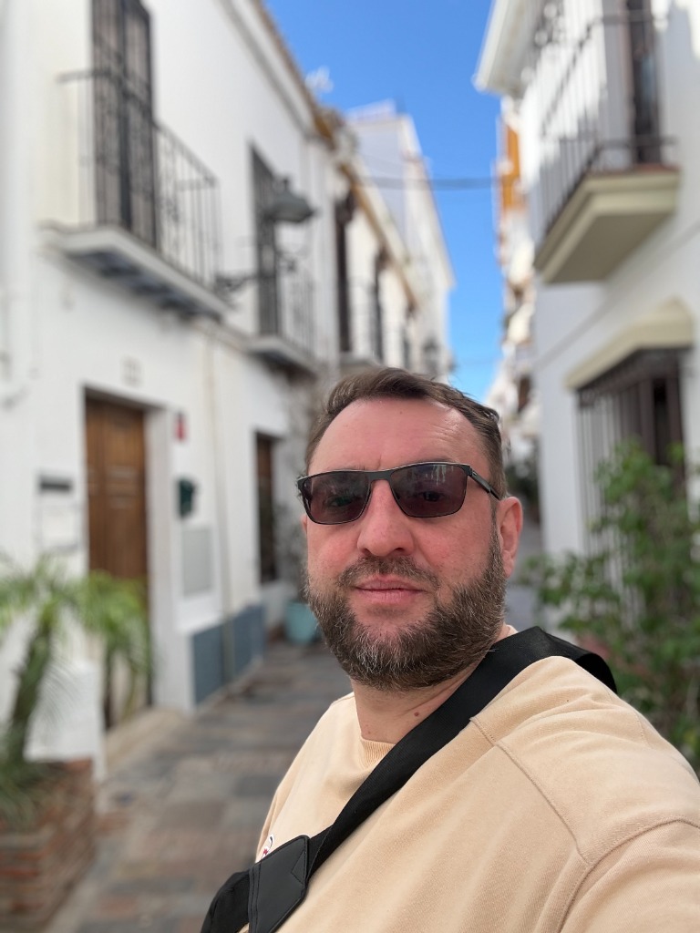 Markus Kozlovski in a modern city environment, representing his global digital leadership